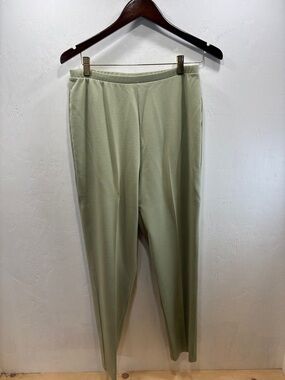 Avenue Strech Relaxed Fit Light Sage Green Pull-On Lightweight Pants Size 14/16